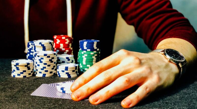 en mann som spiller poker